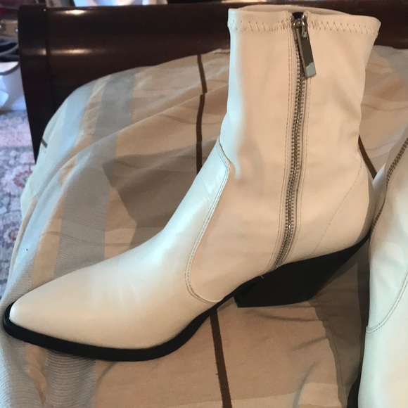 Leather slanted heel ankle boots. Never worn out - Picture 4 of 6